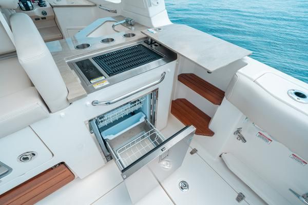 Boston Whaler 350 Realm image