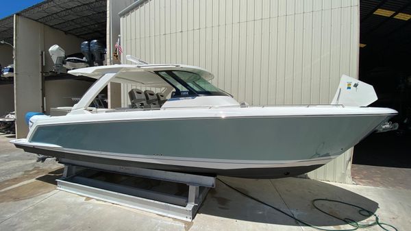 Tiara Yachts 38 LS 
