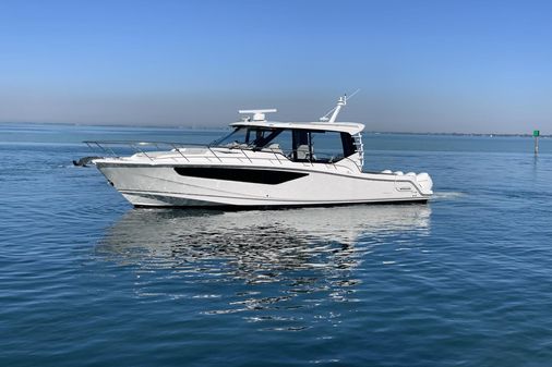 Boston Whaler 405 Conquest image