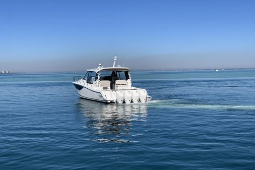 Boston Whaler 405 Conquest image