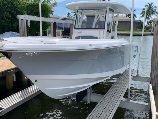 Robalo R302 Center Console - main image