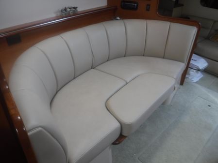 Cruisers Yachts 320 Express image