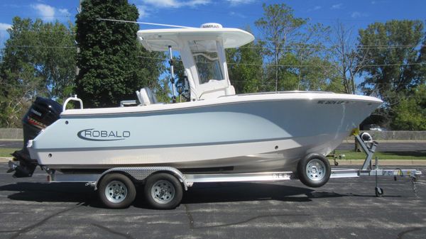 See the Robalo R230 Center Console