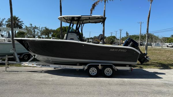 Sea Pro 242 Center Console 