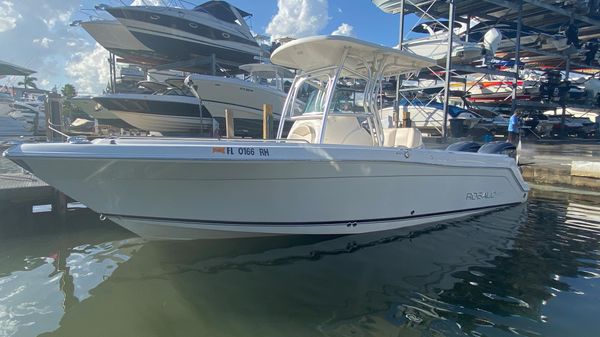 Robalo R260 Center Console