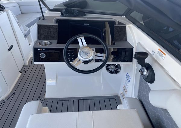 Sea Ray SDX 270 Outboard image