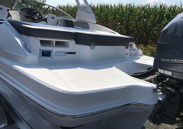 Chaparral 23-SSI-SPORT-OUTBOARD image