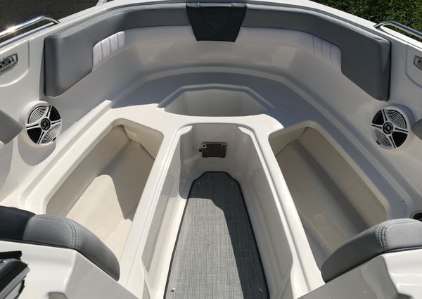 Chaparral 23-SSI-SPORT-OUTBOARD image