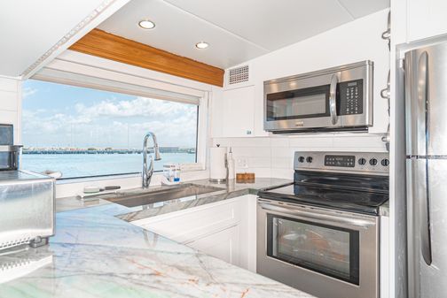 Hatteras 70 Sport Deck Motor Yacht image