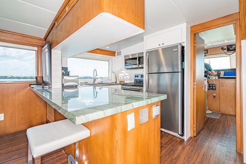 Hatteras 70 Sport Deck Motor Yacht image