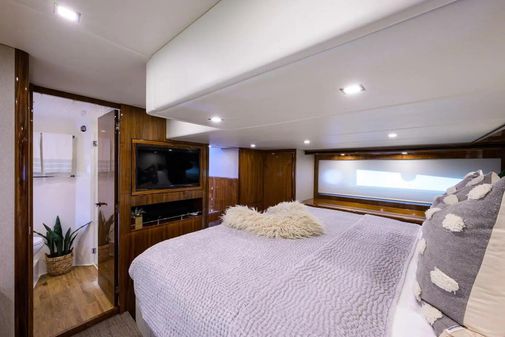 Riviera 5400 Sport Yacht image