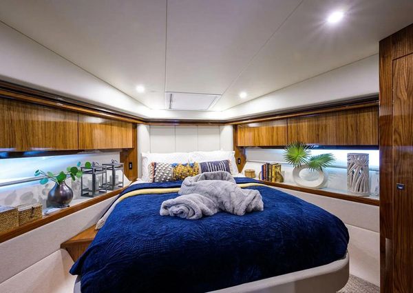 Riviera 5400 Sport Yacht image