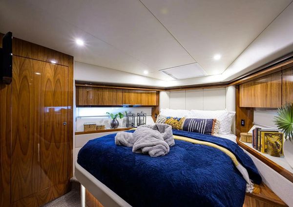 Riviera 5400 Sport Yacht image