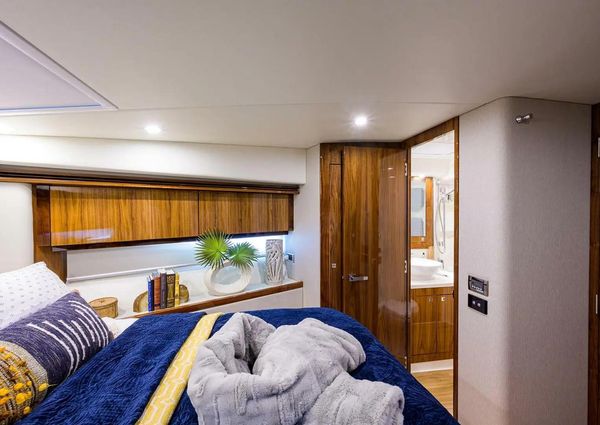 Riviera 5400 Sport Yacht image