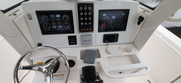 Everglades 325 Center Console image