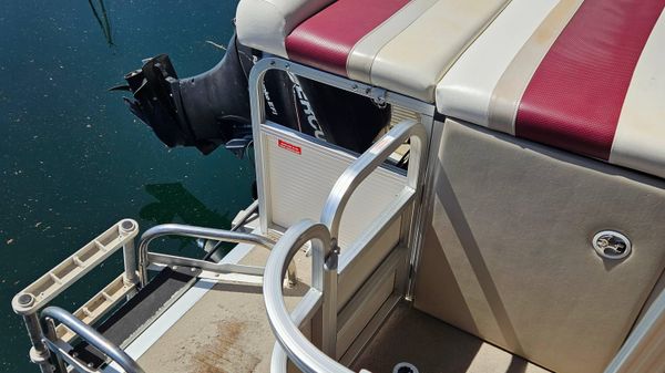 Smoker Craft M820 Pontoon 