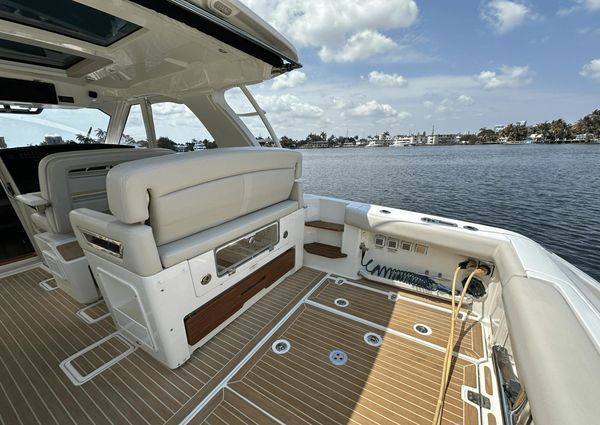 Boston Whaler 380 Realm image