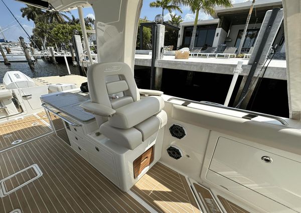 Boston Whaler 380 Realm image