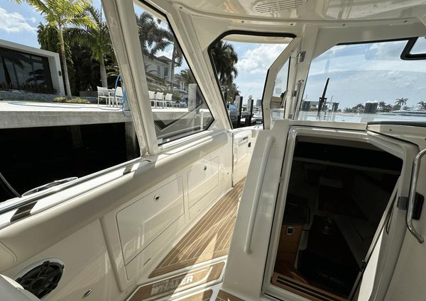 Boston Whaler 380 Realm image