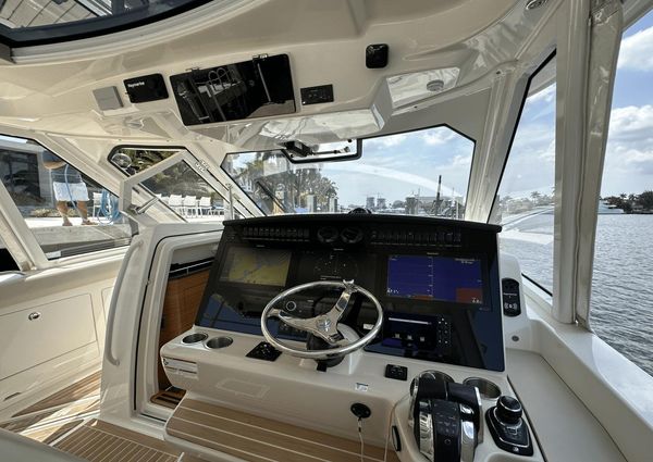 Boston Whaler 380 Realm image