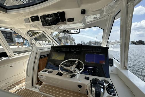 Boston Whaler 380 Realm image