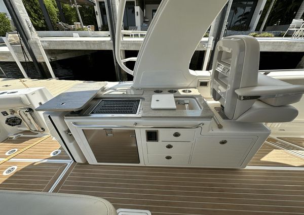 Boston Whaler 380 Realm image