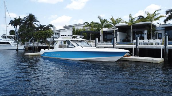 Boston Whaler 380 Realm