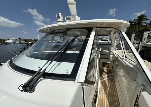 Boston Whaler 380 Realm image