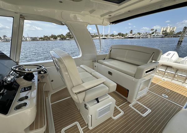 Boston Whaler 380 Realm image