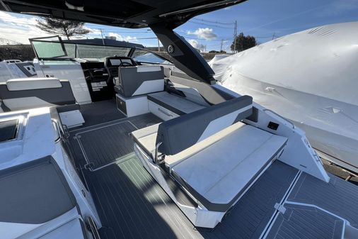 Cruisers Yachts 34 GLS Outboard image