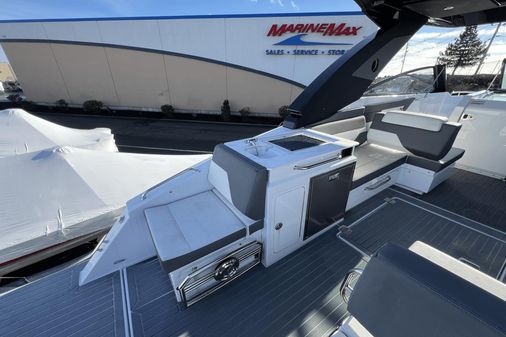 Cruisers Yachts 34 GLS Outboard image