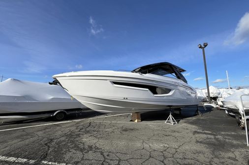 Cruisers Yachts 34 GLS Outboard image