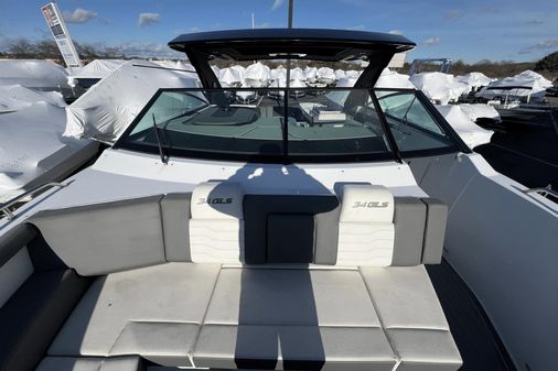 Cruisers Yachts 34 GLS Outboard image