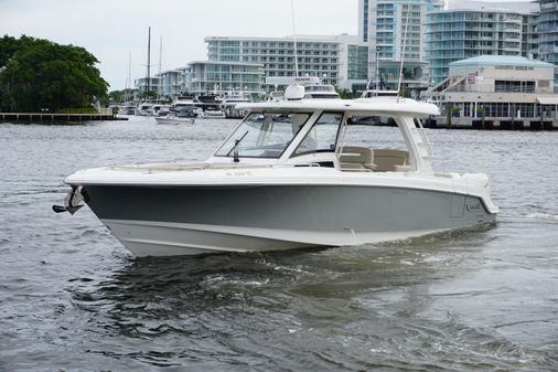 Boston Whaler 350 Realm image