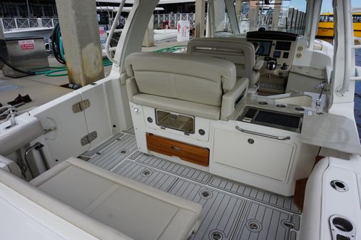 Boston Whaler 350 Realm image