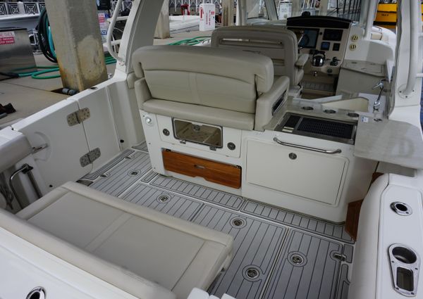 Boston Whaler 350 Realm image