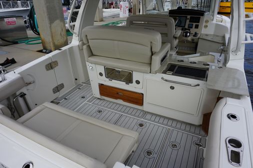 Boston Whaler 350 Realm image