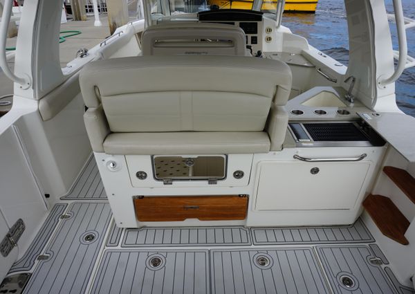 Boston Whaler 350 Realm image