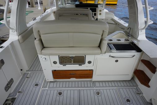 Boston Whaler 350 Realm image