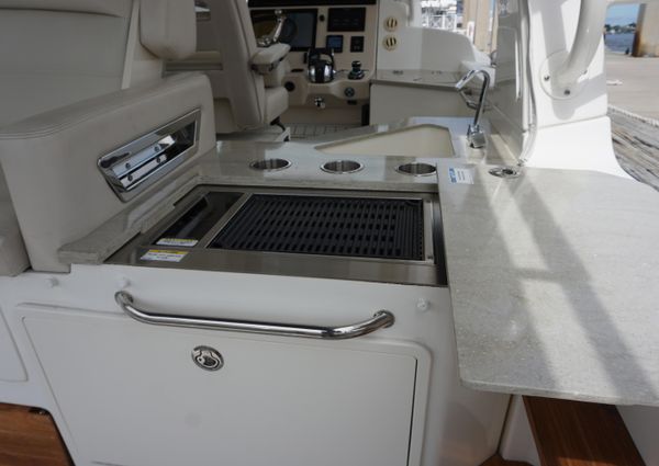 Boston Whaler 350 Realm image