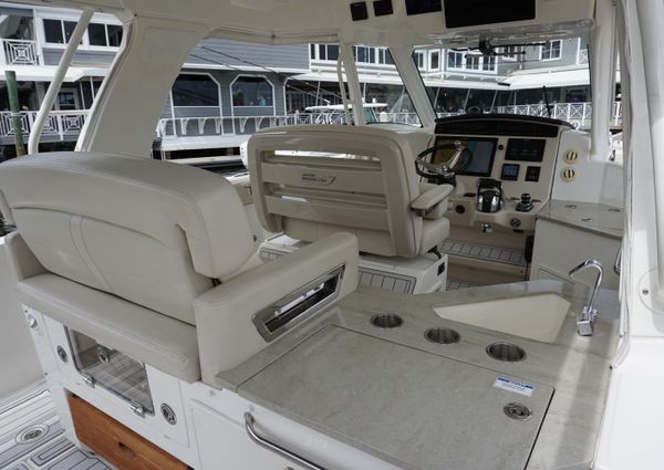 Boston Whaler 350 Realm image