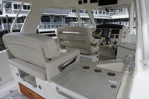 Boston Whaler 350 Realm image