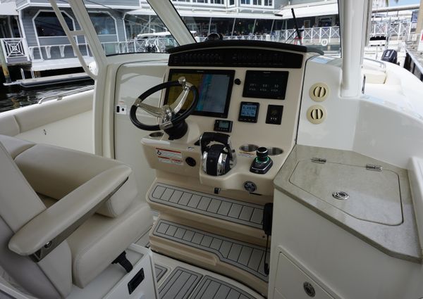 Boston Whaler 350 Realm image