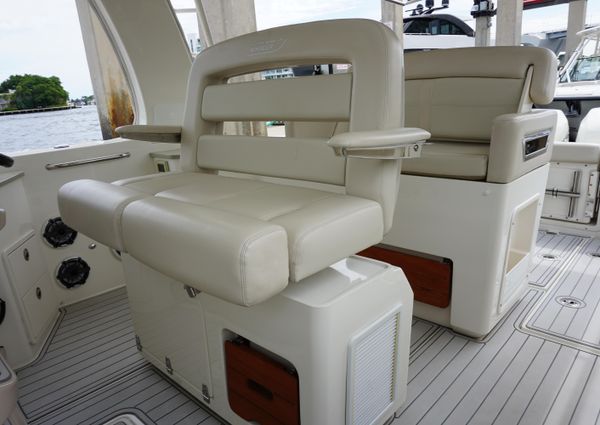 Boston Whaler 350 Realm image