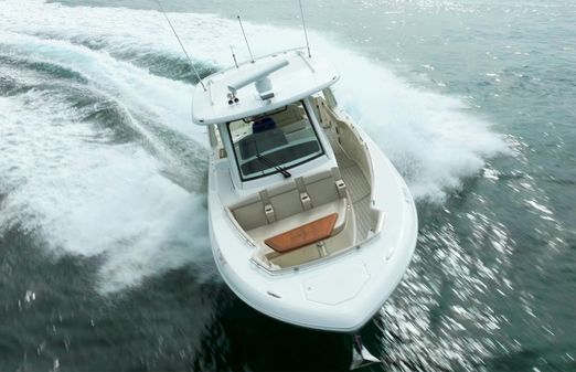 Boston Whaler 350 Realm image