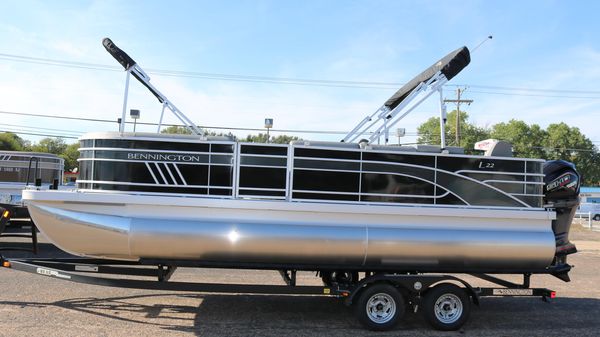 Bennington 22 L STERN FISH APG 