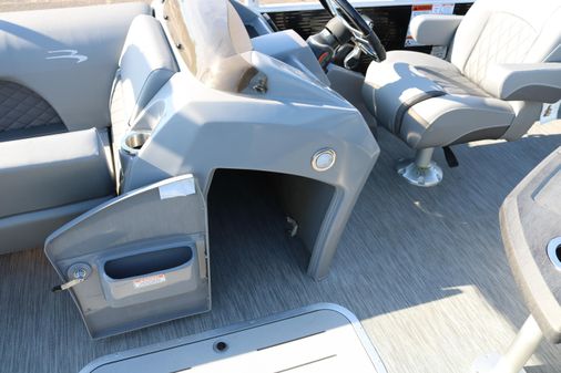 Bennington 22 L STERN FISH APG image