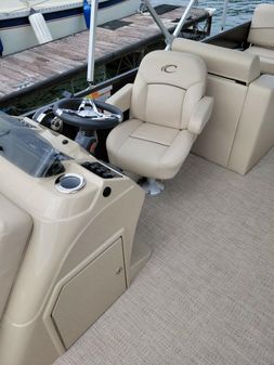 Crest TRIPLE PONTOON 220 SLRC image