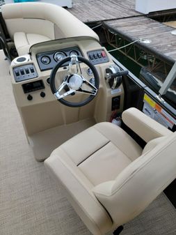 Crest TRIPLE PONTOON 220 SLRC image