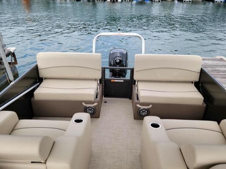Crest TRIPLE PONTOON 220 SLRC image